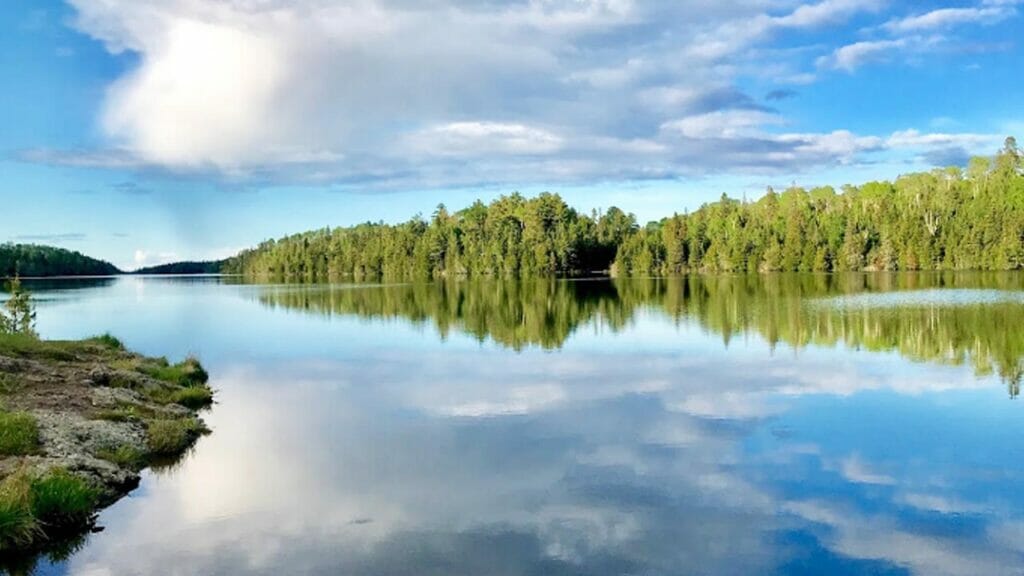 El lago Superior es uno de los lagos de agua dulce más grandes de EE. UU.