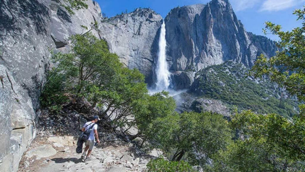Yosemite Falls Trail es una de las rutas de senderismo más maravillosas de California