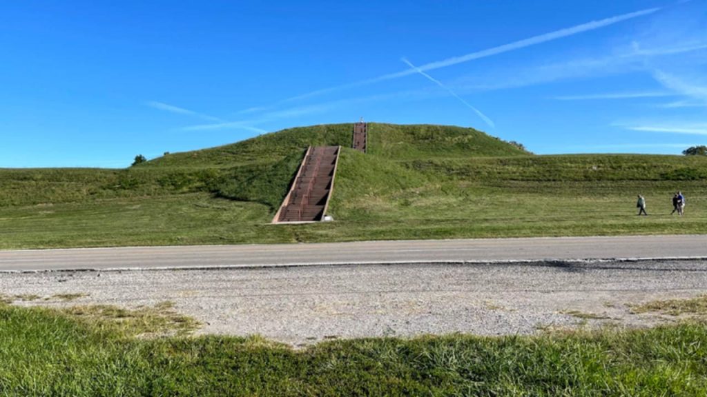 Cahokia Mounds, Collinsville es uno de los mejores sitios históricos que debe visitar en Illinois