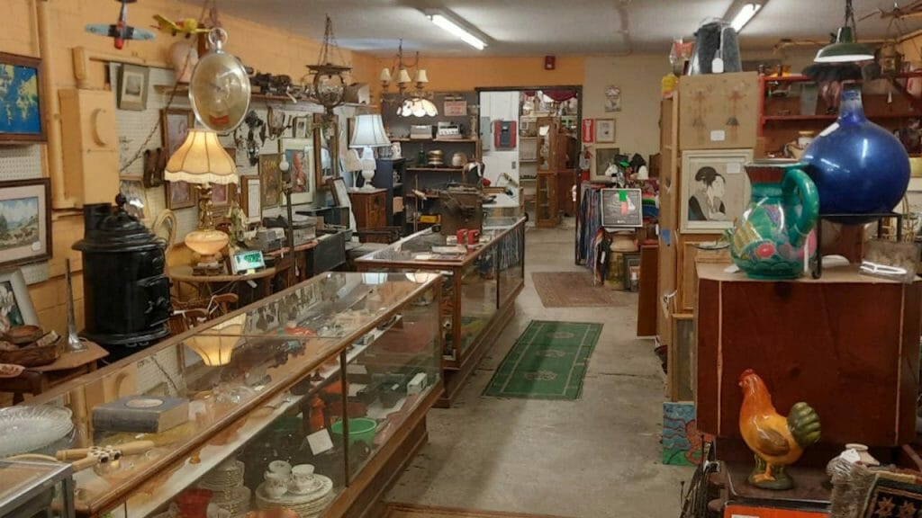 Larry's Antiques & Things es una de las tiendas de antigüedades más populares de Arizona