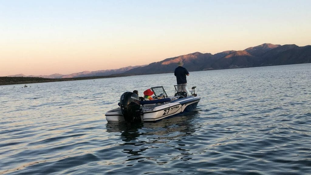 El lago Roosevelt es uno de los lugares de pesca más populares de Arizona
