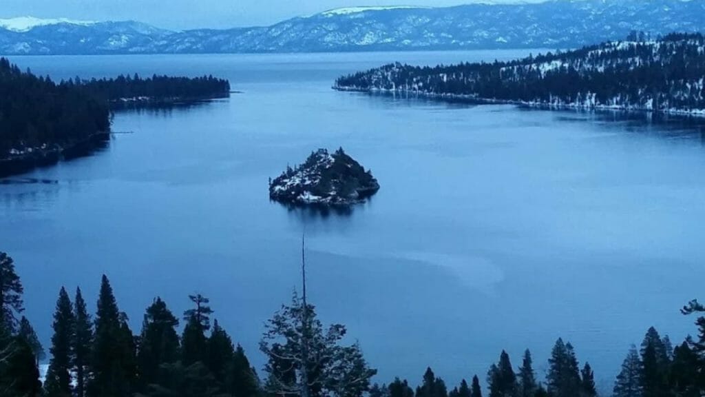 Lake Tahoe es uno de los mejores lagos de California con vistas panorámicas