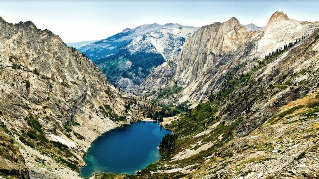 Sequoia y Kings Canyon en California es uno de los cañones más profundos de EE. UU.