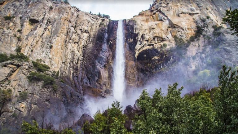 Descubre las impresionantes cascadas en California