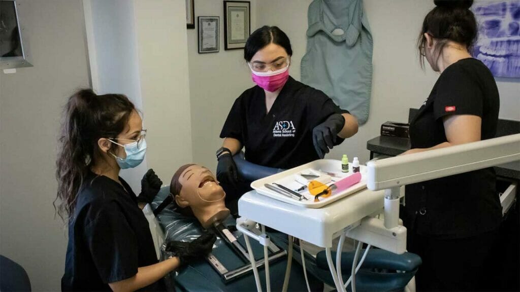La Escuela de Asistencia Dental de Arizona es una de las mejores escuelas de asistente dental de Arizona.