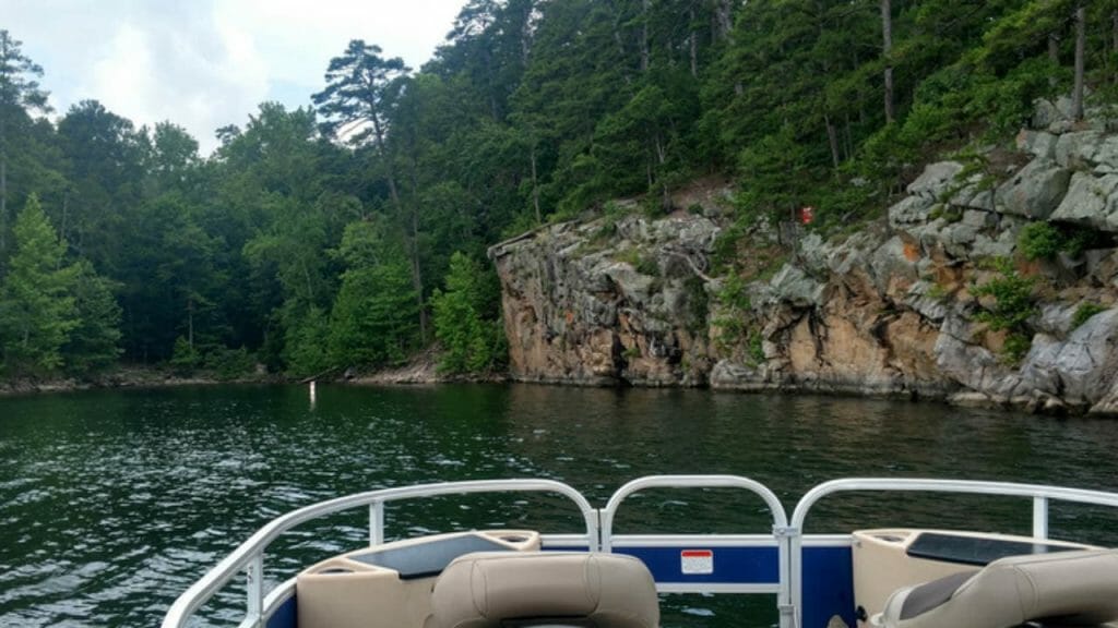 El lago Ouachita es uno de los mejores lugares para pescar en Arkansas