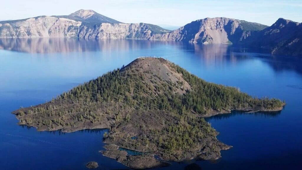 Crater Lake es uno de los lagos más profundos de EE. UU.