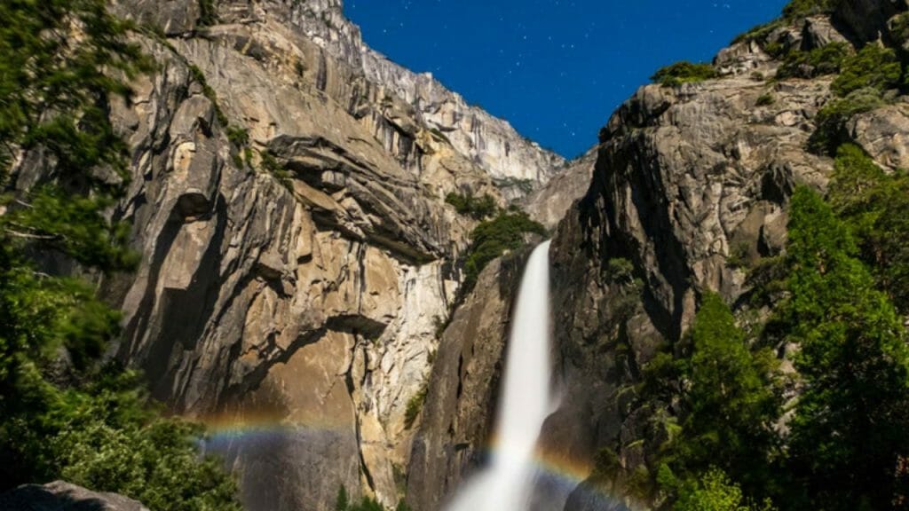 Las cataratas de Yosemite son uno de los monumentos más famosos de California